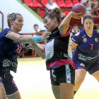 Patricia defiende un ataque del Zarautz en el partido.-Noticias de Gipuzkoa.