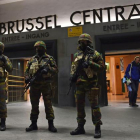 Soldados enmascarados frente a la estación central de Bruselas, este domingo.-AFP / EMMANUEL DUNAND