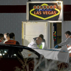 Agentes de la Policía científica cubren el cadáver de Mariano Esteban en el exterior del local, el pasado año.-J. M. Lostau