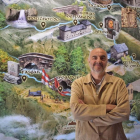 Alipio García en el interior del Centro de Interpretación de la Reserva de la Biosfera de los Valles de Omaña y Luna, frente a un mapa de la zona.-ARGICOMUNICACIÓN