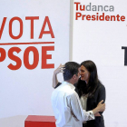 El candidato socialista Luis Tudanca abraza a la secretaria federal de Igualdad, Carmen Montón.-ICAL