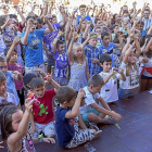 Centenares de niños y jóvenes acudieron ayer a la Plaza Mayor de Laguna de Duero para jugar con sus spinners.-PABLO REQUEJO (PHOTOGENIC)