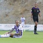 Sandro, sentado en el césped del campo de La Quinta marbellí, durante un lance del partido ante el Mallorca.-PHOTO-DEPORTE