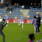 Miguel corre a celebrar al banquillo el gol del empate, ayer en Pasarón.-JAVIER CERVERA-MERCADILLO