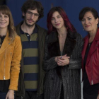 Alba Ribas, Quim Gutiérrez, Natalia Tena y la directora, Laura Mañà (de izquierda a derecha), este miércoles, en un descanso del rodaje.-ALBERT BERTRAN
