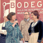 La alcaldesa de Mucientes recibe a la 'aguedera mayor' 2015 ante el diputado de Turismo-Santiago G. del Campo