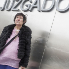 Mauricia Ibáñez, ayer a la entrada de los juzgados antes de la vista oral.-SANTI OTERO