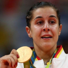 Carolina Marín llora en el podio con el oro olímpico colgado.-EFE / MARCELO SAYAO