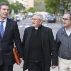 Jesús Hernández Sahagún (centro), junto a su letrado (izquierda) y un acompañante a la salida de los juzgados después de declarar.-RAÚL G. OCHOA