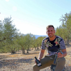 Alberto Díez Ramos, con dos botellas de aceite, en el olivar.-J.L.C.