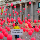 El pequeño Said, de 8 años, sostiene frente al Congreso el cartel en recuerdo de los 423 niños que se han ahogado en el Mediterráneo en el último año.-Pedro Armestre/Save the Children