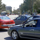 Imagen de la retención de vehículos en los alrededores de la plaza de Poniente-J.M. Lostau