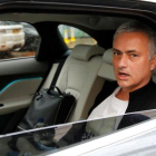 Mourinho abandona el hotel de Manchester donde vive tras ser destituido por el United.-PHIL NOBLE / REUTERS