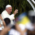 El papa Francisco, a su llegada en el pamóvil a la Plaza de la Revolución de La Habana para oficiar su primera misa en Cuba.-ORLANDO BARRIA / EFE