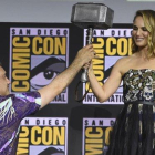 Natalie Portman coge el martillo de Thor, en la Comic-Con de San Diego (EEUU).-AP / CHRIS PIZZELLO