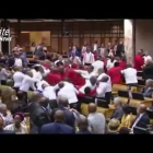 Batalla campal en el parlamento de Sudáfrica.-TWITTER