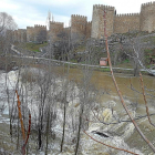 Crecida del río Adaja a su paso por la capital abulense, con las murallas al fondo.-A. GARCÍA