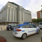 Coches patrulla de la policía nacional y municipal tras la persecución.-E.M.
