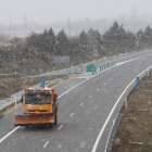Un quitanieves circula por la carretera.-ICAL
