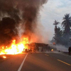 Vista general del accidente ocurrido en una autopista en los limites de los estados mexicanos de Michoacán y Guerrero.-EFE