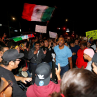 Manifestantes anti-Trump, anoche, en las calles de Costa Mesa.-REUTERS / MIKE BLAKE