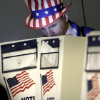 Un hombre vestido como el Tio Sam  ejerce su derecho al voto en un centro electoral en el eastside de Nueva York en las eleccines presidenciales del 2016.-EFE / PETER FOLEY