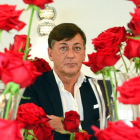 Luis Corella posa entre las rosas que produce el invernadero soriano.-ÁLVARO MARTÍNEZ
