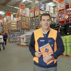 José Liébana, director del almacén de Bricomart Valladolid.-J. M. Lostau
