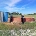 Dos agentes de la Guardia Civil observan el brocal de un pozo en una finca rústica de la provincia.-GUARDIA CIVIL