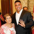 La abonada más antigua del Real Valladolid, con el carnet de socio número 5, Carmen  Reol Vivas, vivió su momento de gloria al fotografiarse junto al nuevo dueño del club.-J. M. LOSTAU