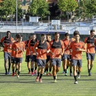 Los jugadores del Valladolid realizan las primeras carreras de la pretemporada 2017-2018, ayer, sobre el césped de los Anexos.-MIGUEL ÁNGEL SANTOS
