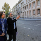La subsecretaria de Justicia, Cristina Latorre, y el concejal Manuel Saravia frente al colegio El Salvador, junto a la plaza de San Pablo.-J.M. LOSTAU