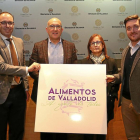 Víctor Alonso, Jesús Julio Carnero, Henar González y Alberto Magdalena, con el cartel de la nueva marca.-E. M.