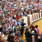 José Tomás, en el momento de brindar el toro a la viuda de Barrio-ICAL