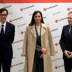 La reina Letizia (c) junto con el ministro de Sanidad, Salvador Illa (i) y el presidente de Cruz Roja Española, Javier Senent (d).-FERNANDO ALVARADO (EFE)