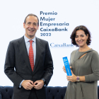Gonzalo Gortázar y Sonia Herzog en la entrega del 'Premio Mujer Empresaria CaixaBank 2022'. -E.M.
