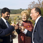 Carlos Moro (d), organizador de las Jornadas, brinda con la embajadora de México en España Roberta Lajous.-E. M.