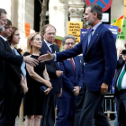 El Rey saluda a Rajoy a su llegada a la manifestación-REUTERS / JUAN MEDINA