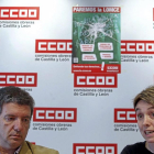 Elena Fernández (d) con Francisco García, secretario general de laFederación estatal de CCOO, en una imagen de archivo.-ICAL