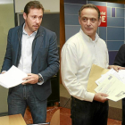 Puente presenta sus avales en la sede del PSOE y Vadillo, con los papeles en la mano, hace lo propio-J.M.Lostau