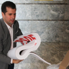 El secretario general del PSOE de Castilla y León, Luis Tudanca, con un mazo de carteles electorales antes de la presentación de los candidatos del PSOE al Congreso y al Senado por Palencia.-ICAL