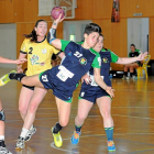 Alicia se dispone a lanzar en el partido disputado ayer en Castelldefels.-Valentín G. Garibay