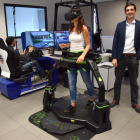 Javier María, Patricia Torre y Carlos Alberto Catalina con los simuladores en las instalaciones del Instituto Tecnológico de Castilla y León.-SERGIO PEÑA