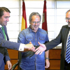 Suárez-Quiñones, Guarido y Rey tras la firma del acuerdo en Valladolid para la construcción del complejo.-ICAL
