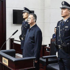 El exjefe de Interpol Meng Hongwei (centro) ecucha el veredicto del tribunal de la ciudad china de Tianjin.-AFP