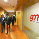 Miguel Ángel Martínez Olagüe y Juan Carlos Suárez-Quiñones, ayer  en el nuevo centro de GMV en Boecillo.-ICAL