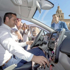 El alcalde de Serrada, César López, prueba ayer el nuevo vehículo-EL MUNDO