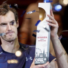 Andy Murray sostiene el trofeo del Abierto de Viena.-EFE / LISI NIESNER