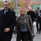 Gemma Montull y su abogado, seguidos de Jordi Montull y su letrado, a su llegada a la Ciutat de la Justícia.-JOAN CORTADELLAS