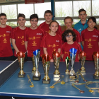 Jugadores delVasa Arroyo-CDO posan con el botín de trofeos conseguidos en el autonómico de tenis de mesa .-NURIA CABALLERO